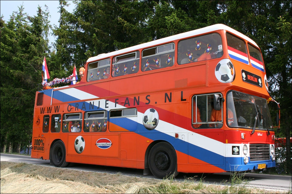 Oranje bus